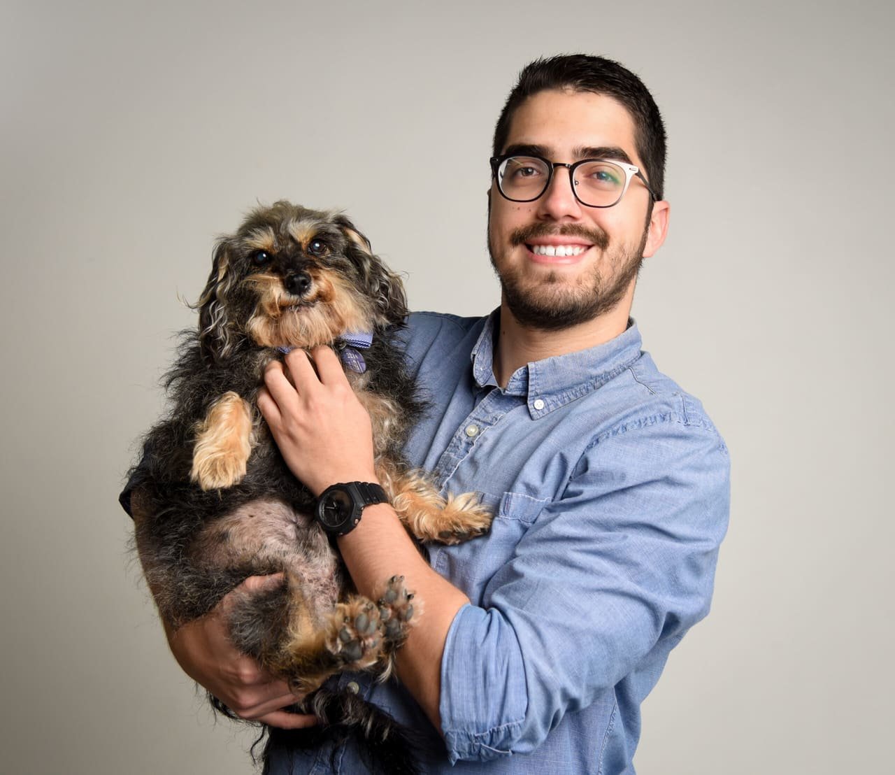Equipo de Renalvet CR atendiendo a un perro en consulta de nefrología veterinaria en San José, Costa Rica